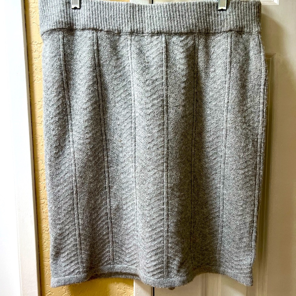 New with tags. Sweater knit skirt in Heather gray. Size XL Never worn.